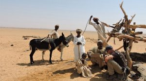 Conversando-en-Bir-Hakuma-Desierto-de-Bayuda-Sudan-©-Jim-White_Aika